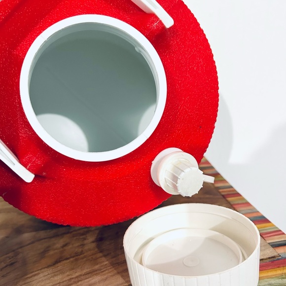 Vintage 1970s Thermos Picnic Water Jug Red &
White Plastic 1 Gallon Made USA - Picture 4 of 7